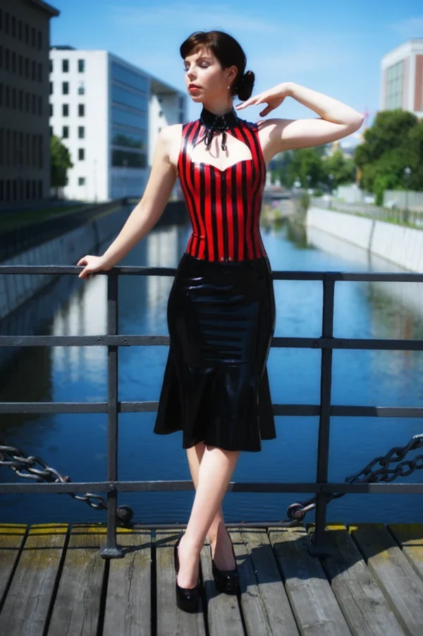 Vintage 60s Style Latex Flared Skirt – Knee-Length Retro A-Line Design